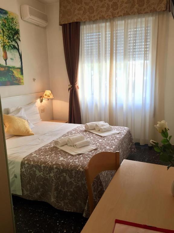 Hotel Scandinavia Марина-ді-Масса Екстер'єр фото